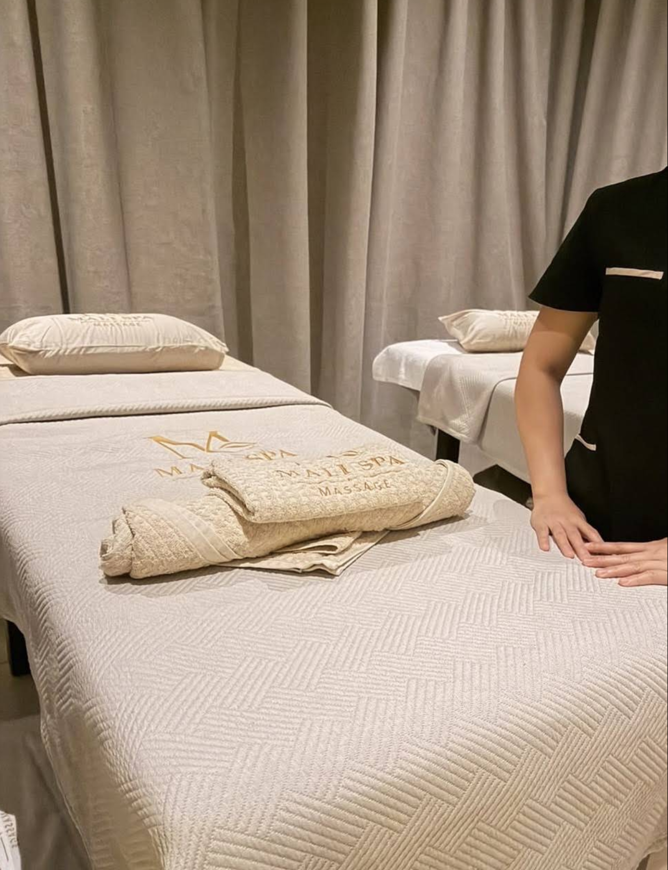 Fresh linens and Mali Spa embroidered towels